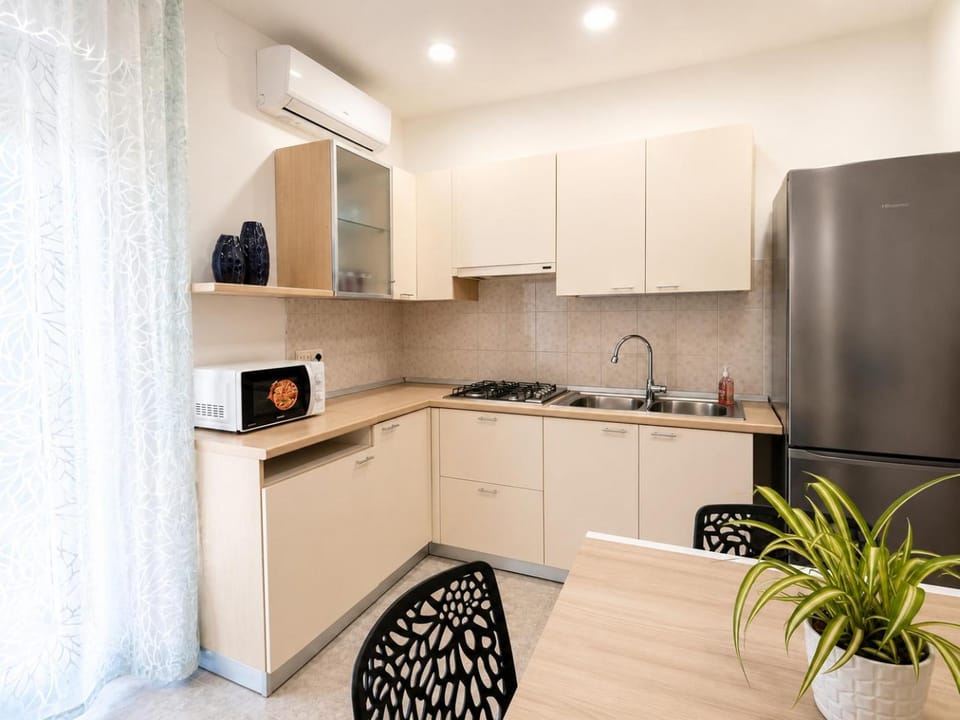 Coffee/tea facilities, Kitchen or kitchenette, stove