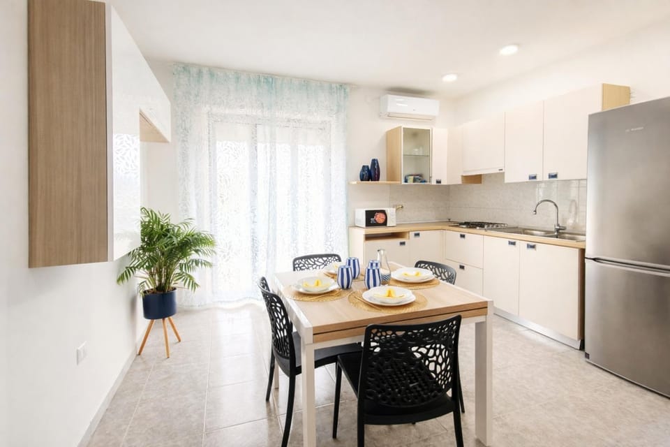 Kitchen or kitchenette, Dining area, microwave, stove