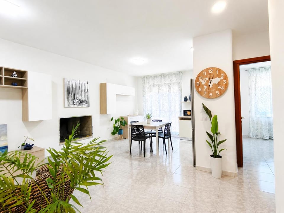 Communal lounge/ TV room, TV and multimedia, Living room, Seating area, Dining area, Evening entertainment, air conditioner