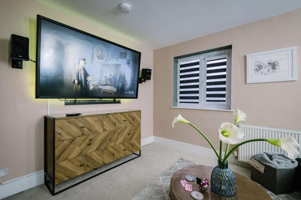 Rockside - Luxury 1 bedroom home with hot tub, central location, parking and pet friendly House in Windermere