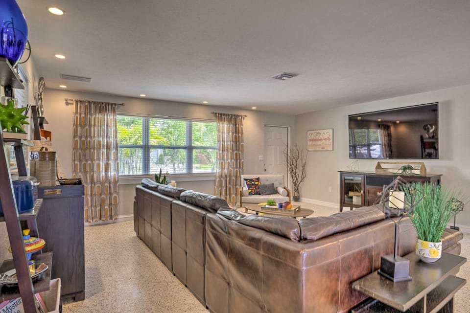 Colorful Fort Myers Home w/ Sunroom & Patio! House in Fort Myers