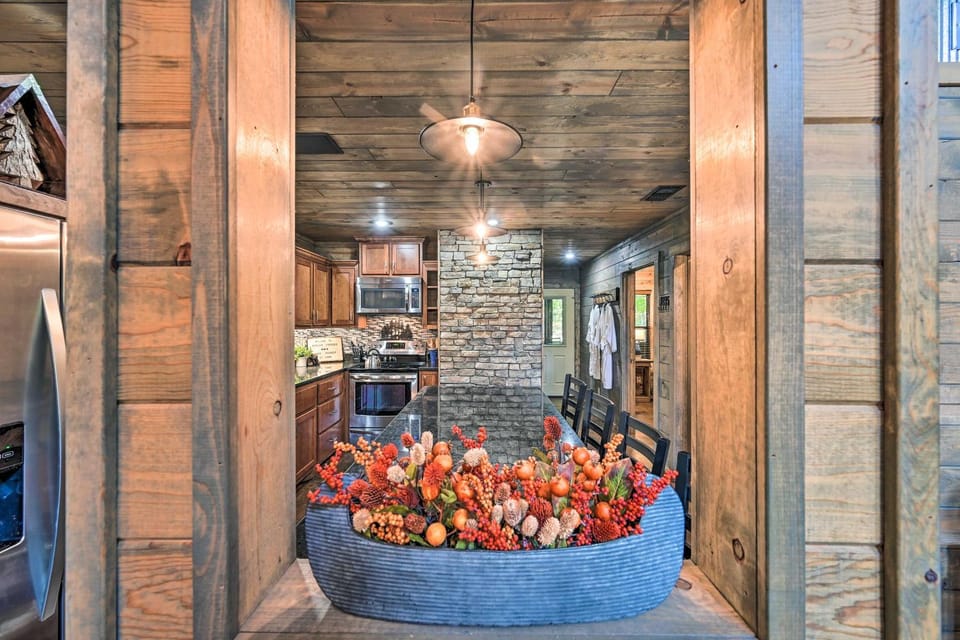 Luxe Broken Bow Cabin w/ Tesla Charging Station Cabin in Oklahoma