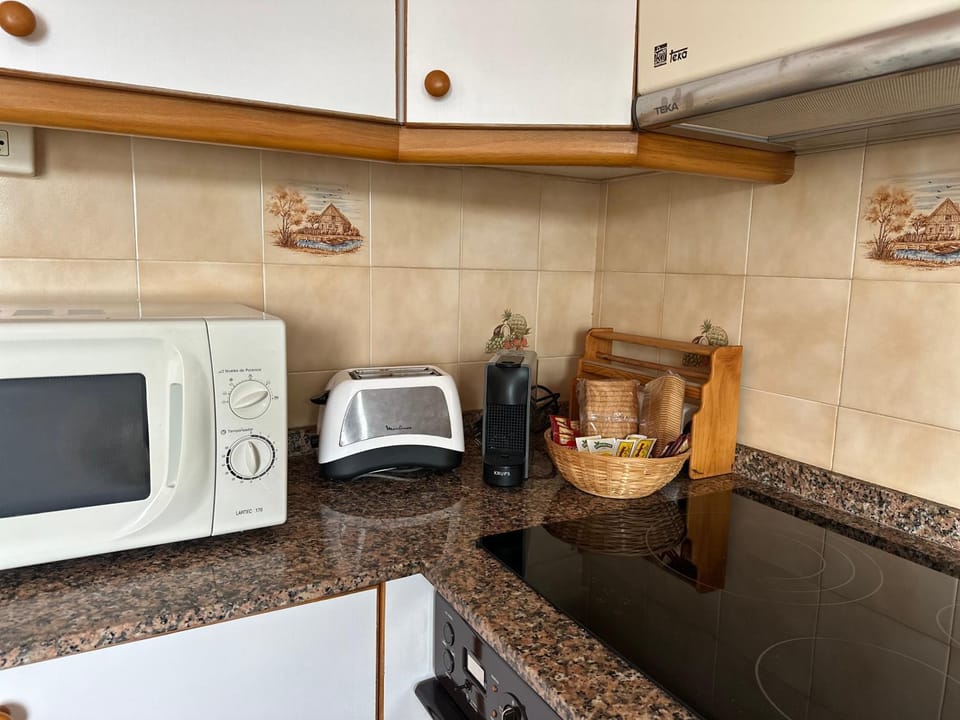 Coffee/tea facilities, Kitchen or kitchenette, stove, toaster