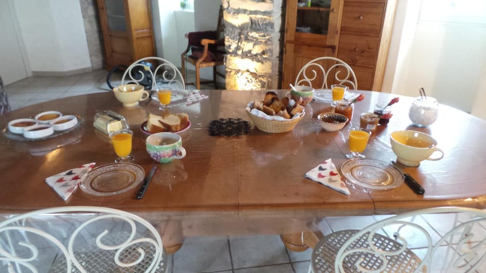 Chambre d'hôtes LES LOUVES Bed and Breakfast in Occitanie