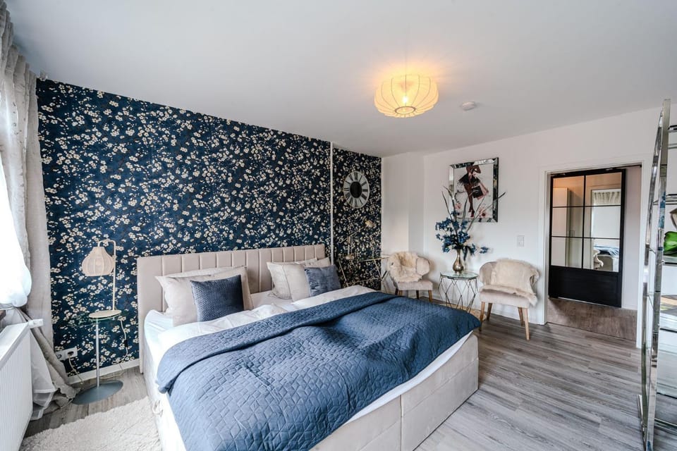 Bed, Photo of the whole room, Seating area, Bedroom