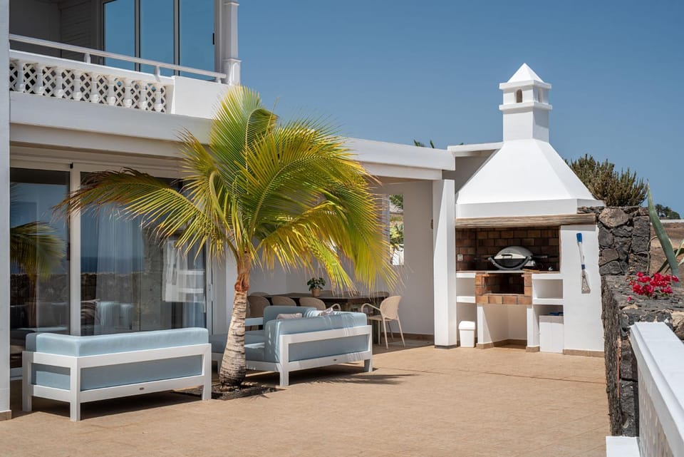 Property building, Seating area, Dining area