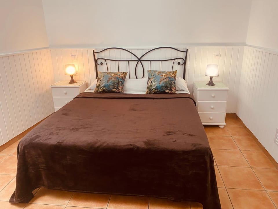 Photo of the whole room, Bedroom
