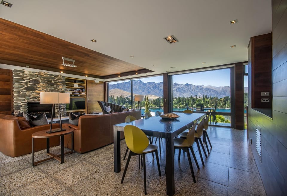 Natural landscape, TV and multimedia, Living room, Seating area, Dining area, Mountain view, fireplace