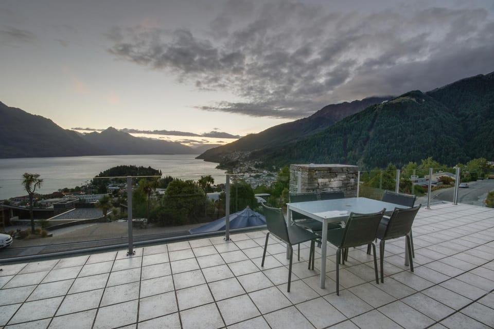 Patio, Natural landscape, View (from property/room), Balcony/Terrace, Dining area, Lake view, Mountain view