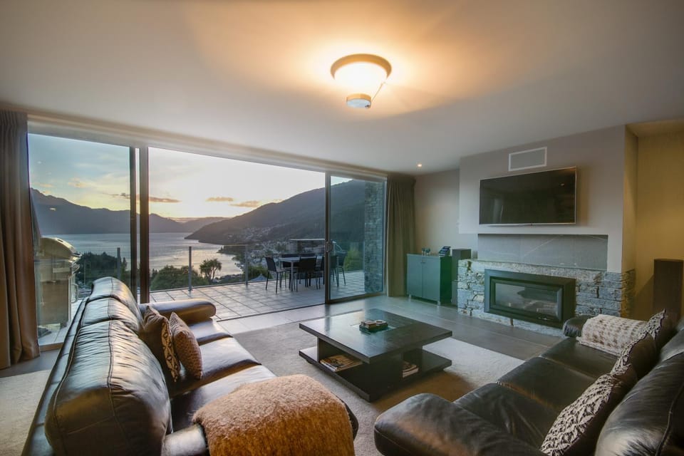 Natural landscape, BBQ facilities, TV and multimedia, Living room, Seating area, Lake view, Mountain view, fireplace
