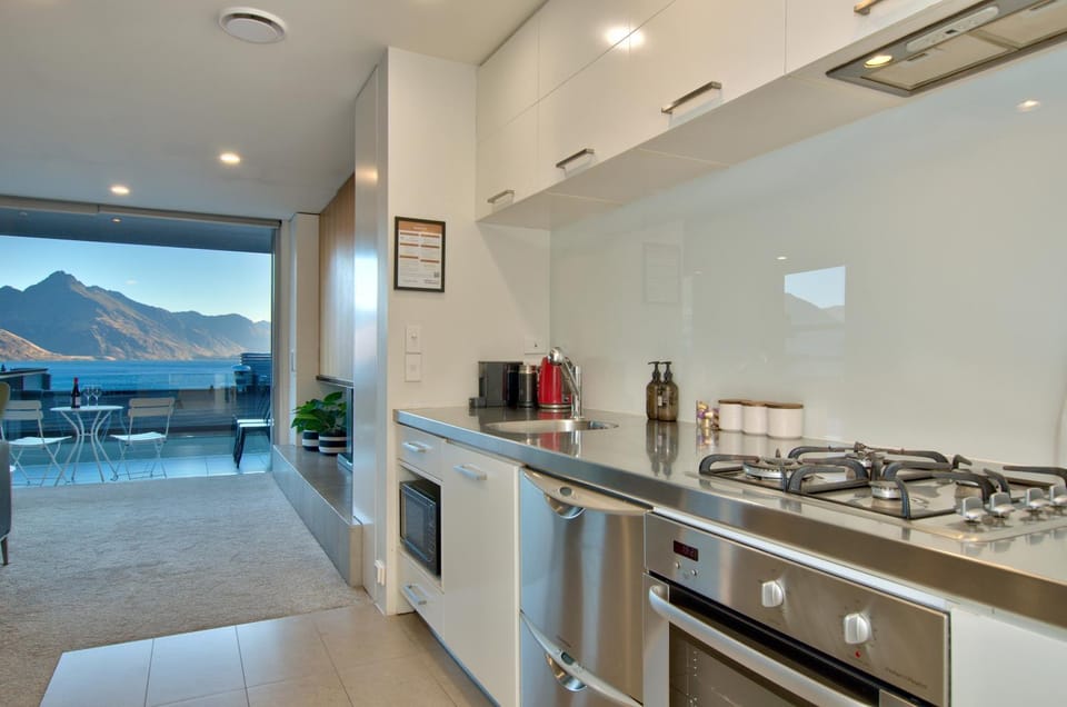 Natural landscape, Coffee/tea facilities, Kitchen or kitchenette, Dining area, Mountain view, oven, stove, toaster