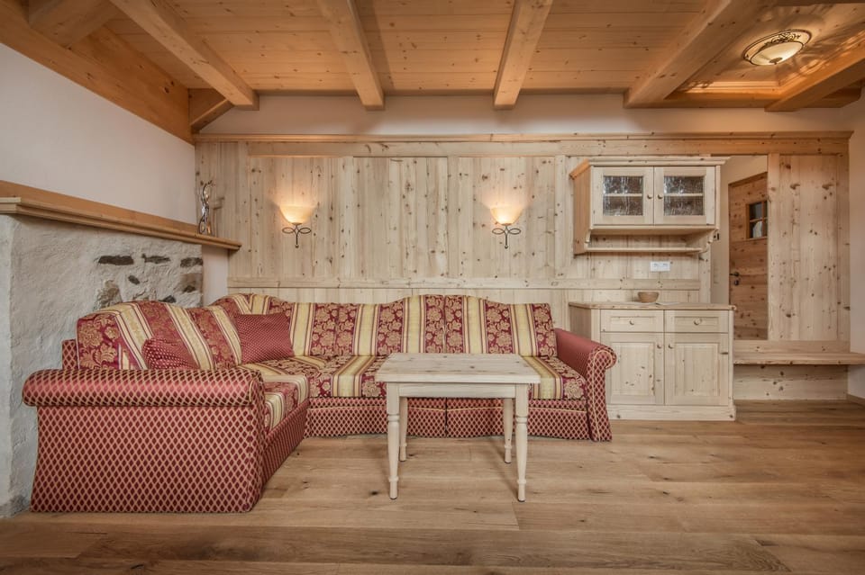 Living room, Photo of the whole room, Decorative detail