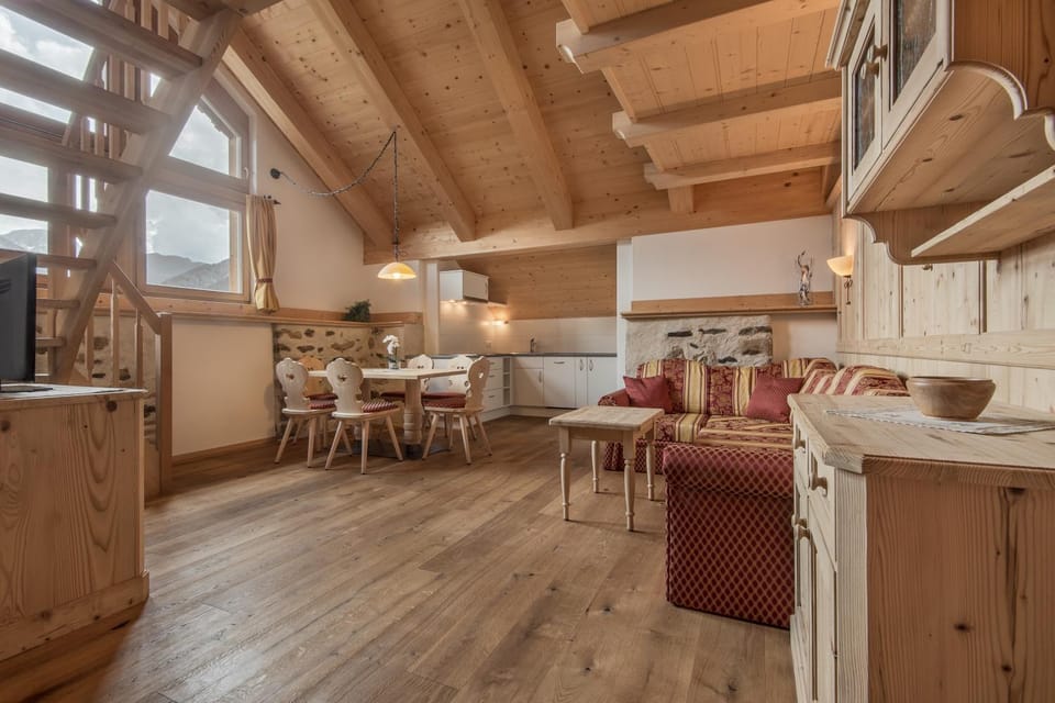 Living room, Decorative detail, Mountain view