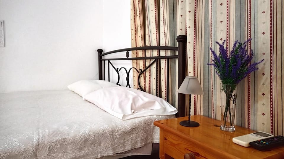 Bed, Decorative detail, furniture