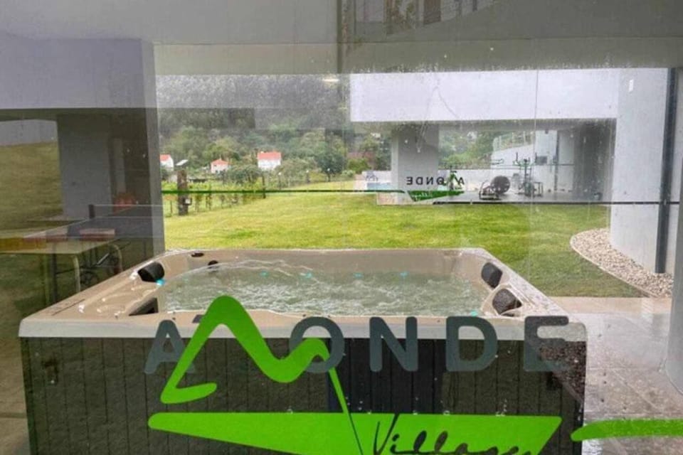 Hot Tub, Swimming pool