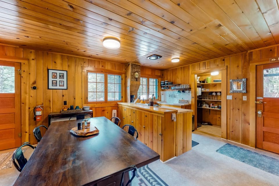 Knotty Pine Cabin Cabin in Oregon