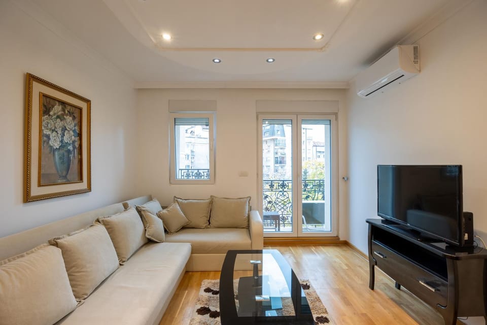 TV and multimedia, Living room, Seating area, air conditioner