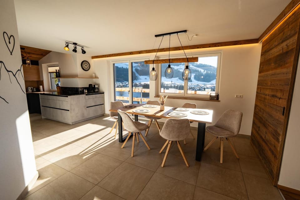 Kitchen or kitchenette, Seating area, Dining area