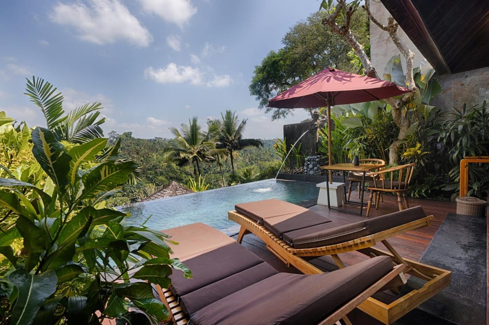 Natural landscape, View (from property/room), Balcony/Terrace, Balcony/Terrace, Mountain view, Pool view, Swimming pool, sunbed