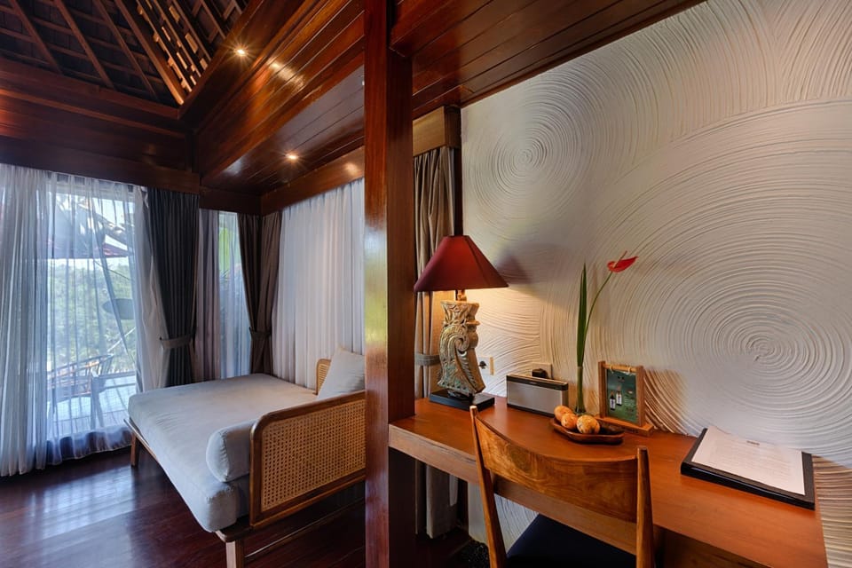 Food and drinks, Seating area, Bedroom
