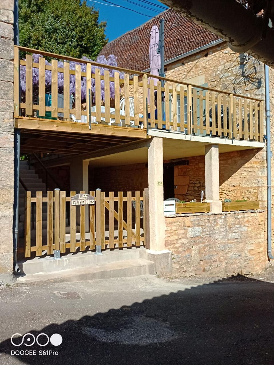 Property building, Patio, Day, Balcony/Terrace