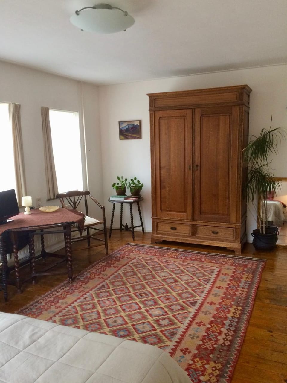 Photo of the whole room, Seating area