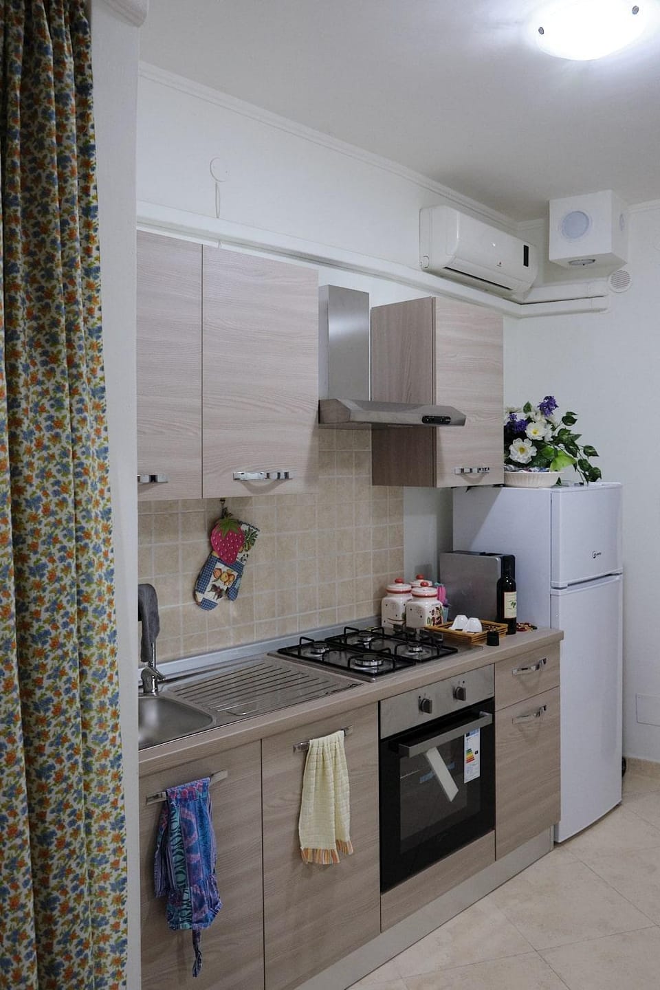 Kitchen or kitchenette, internet