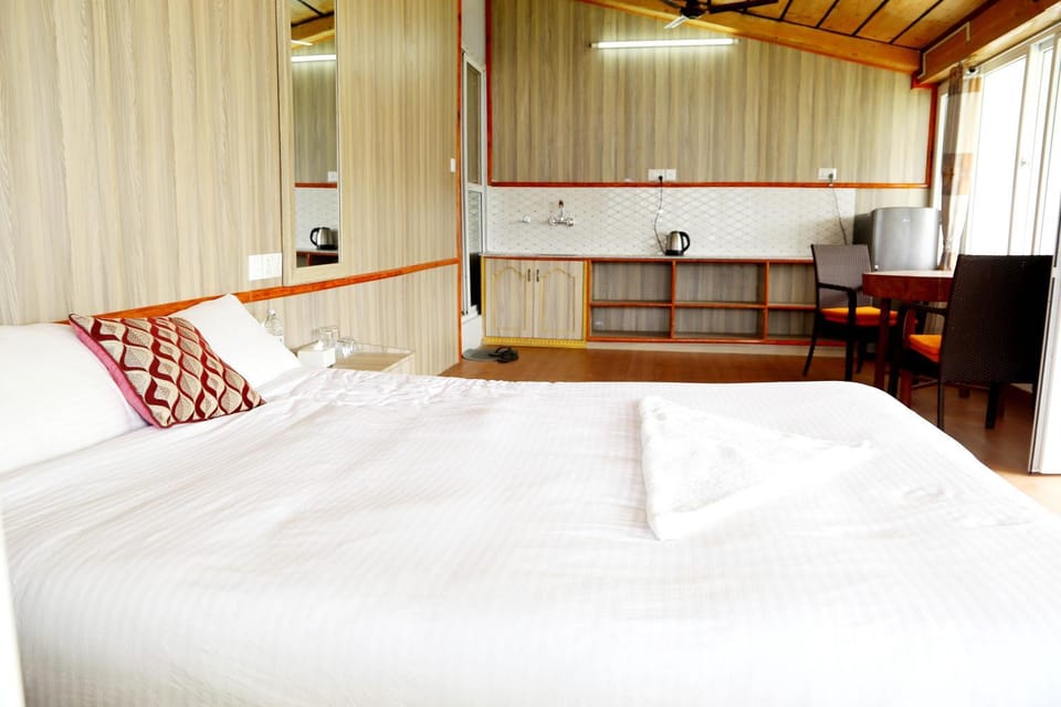 Bed, Kitchen or kitchenette, Photo of the whole room, Bedroom, hair dresser