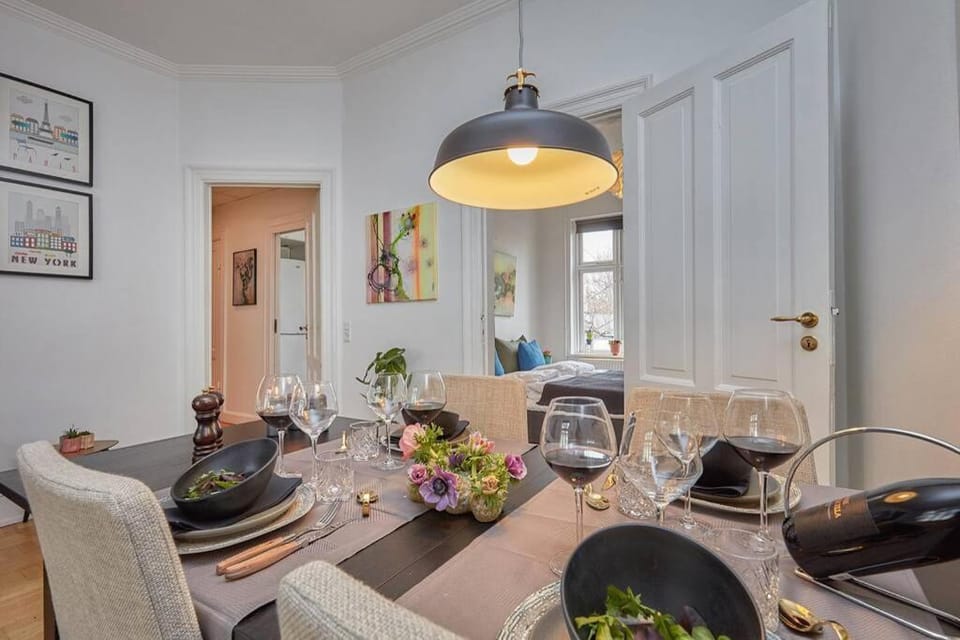 Living room, Food and drinks, Seating area, Dining area, Food, Drinks, Alcoholic drinks