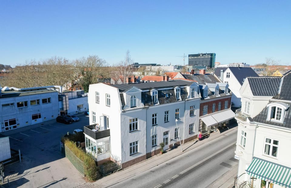 Property building, Neighbourhood, Parking