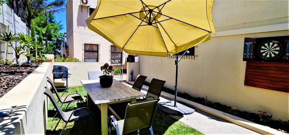 Property building, Day, Garden, Seating area, Dining area, Garden view