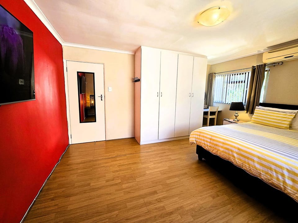 Bed, TV and multimedia, Bedroom, wardrobe