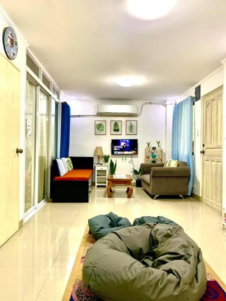 Cozy Central - Near arca south signal taguig Apartment hotel in Taguig