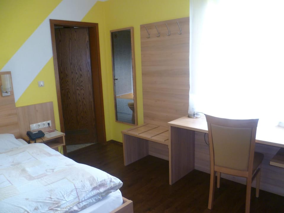 Bed, Seating area