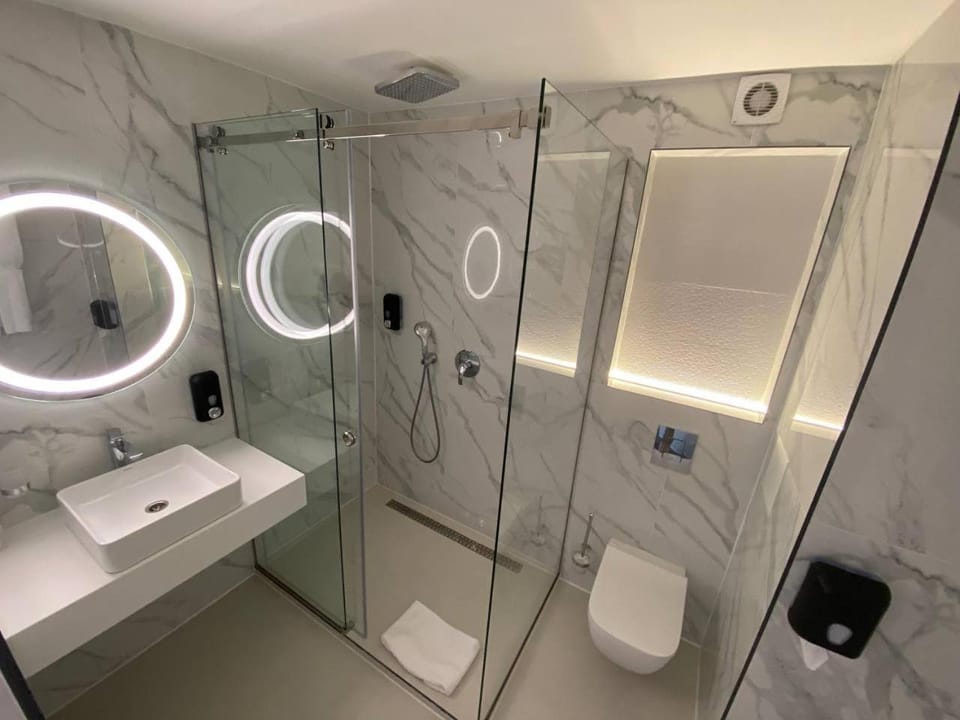 Shower, Toilet, Bathroom, towels