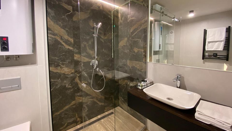 Shower, Toilet, Bathroom, towels