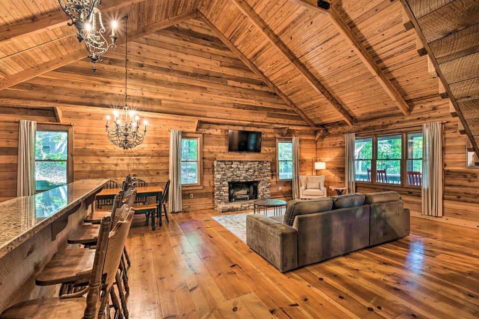 Big Canoe Mountain Resort Cabin w/ Pool Access! Cabin in Georgia