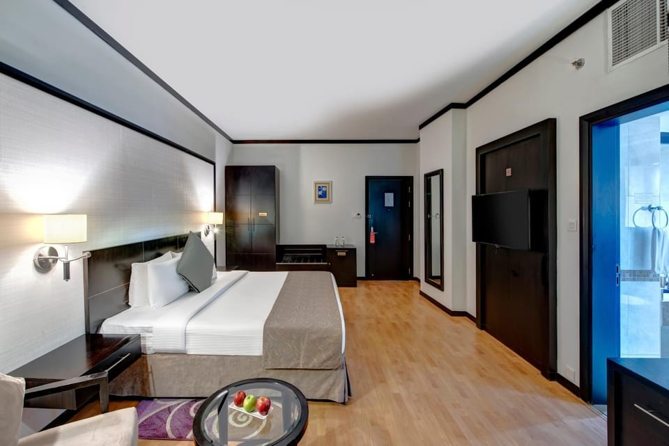 TV and multimedia, Photo of the whole room, Bedroom