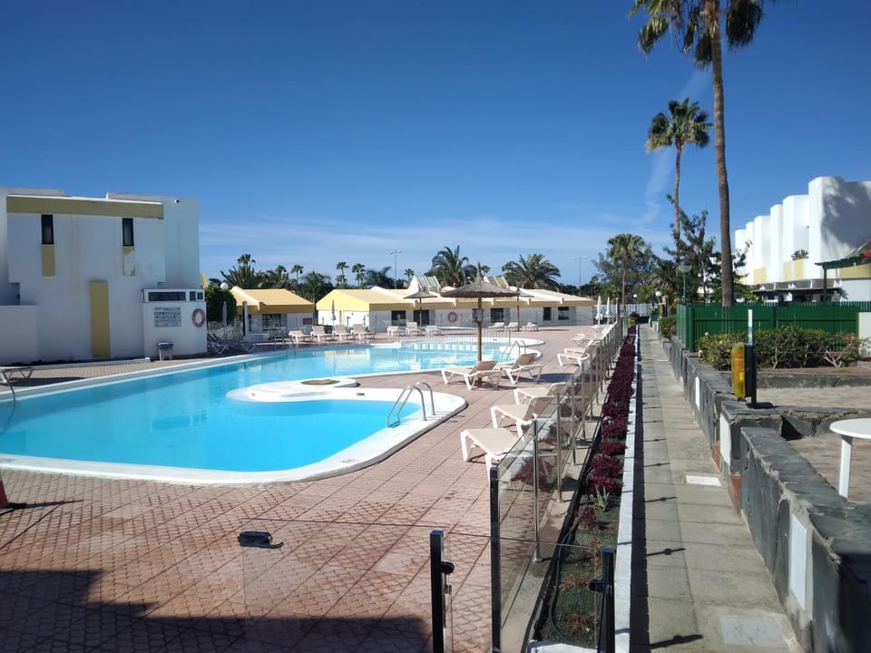 Swimming pool, sunbed