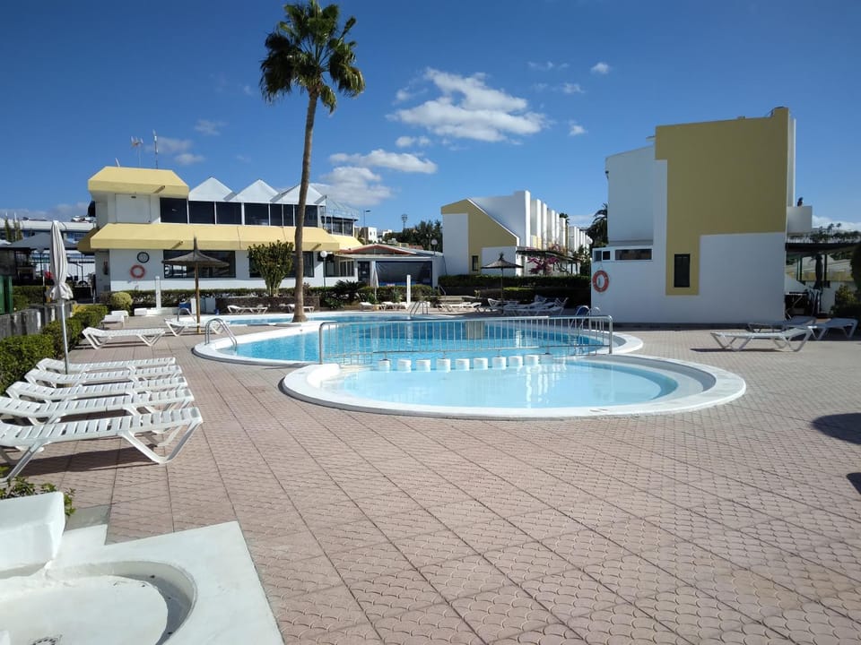 Restaurant/places to eat, Day, Pool view, Swimming pool, sunbed
