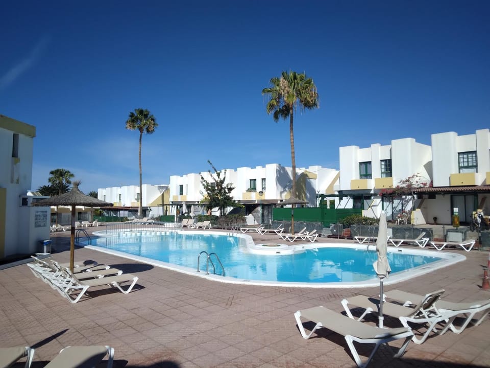 Swimming pool, sunbed