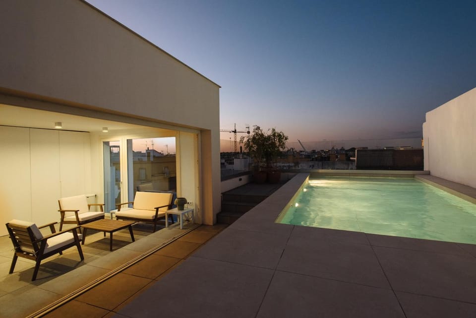 Communal lounge/ TV room, Solarium, Balcony/Terrace, Swimming pool