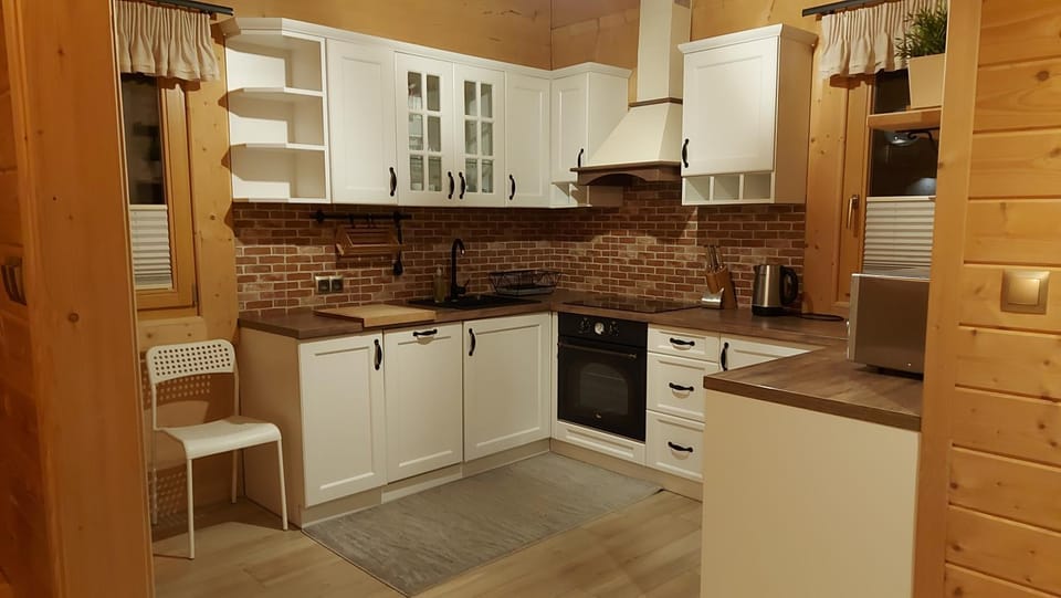 Coffee/tea facilities, Kitchen or kitchenette, dishwasher, oven, stove, toaster