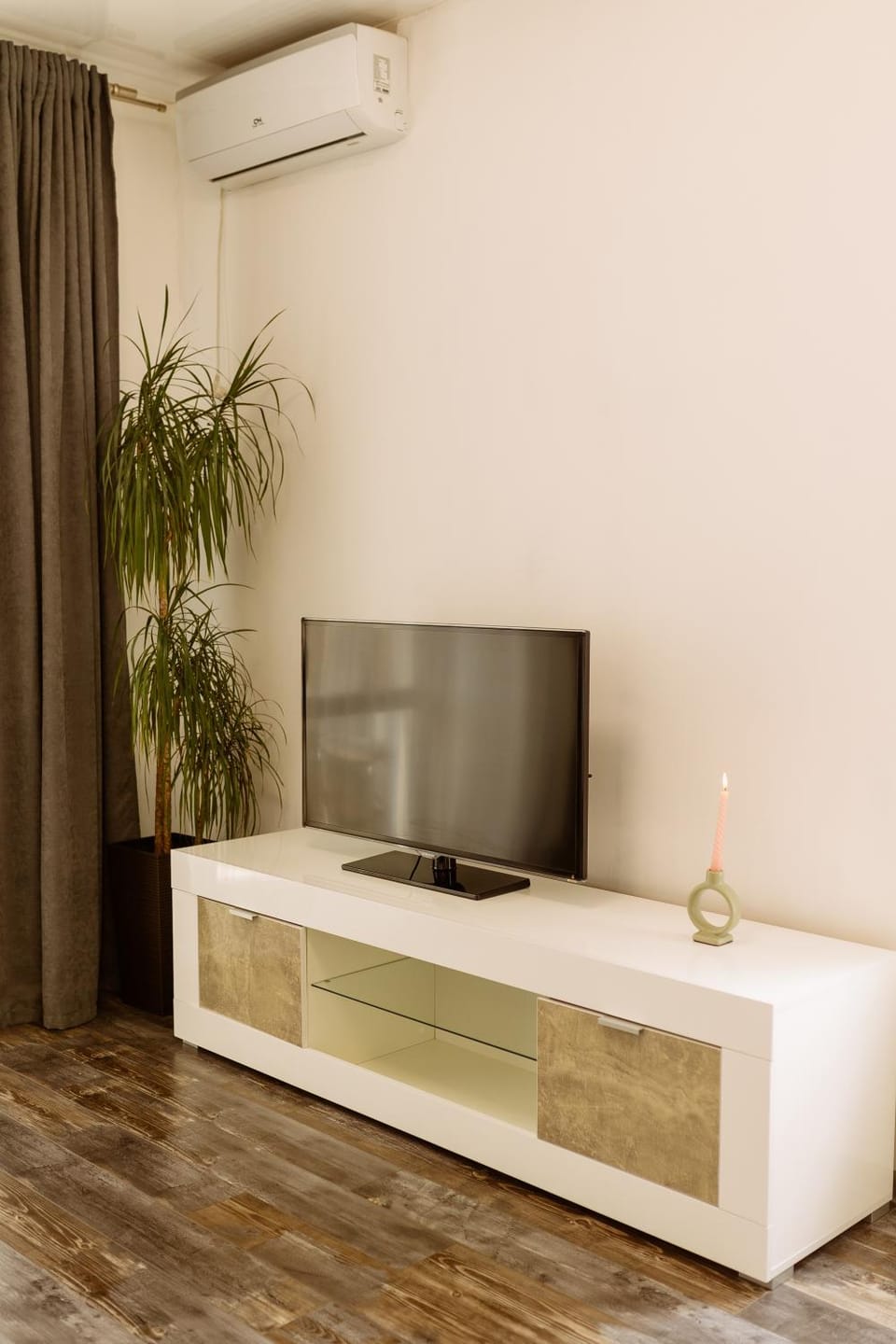 NEW TIME Нова простора квартира біля Центру. Окрема спальня + кухня-вітальня Apartment in Ukraine