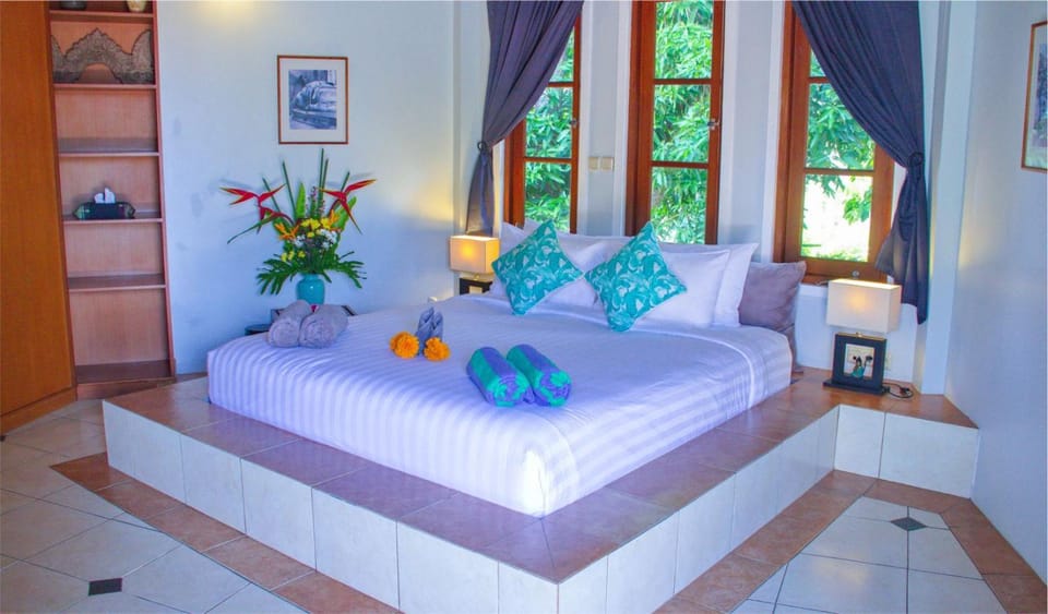 Bed, Photo of the whole room, Bedroom, towels