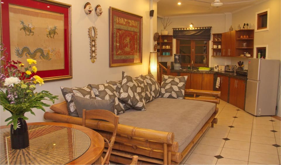 Kitchen or kitchenette, Living room, Seating area, minibar, oven