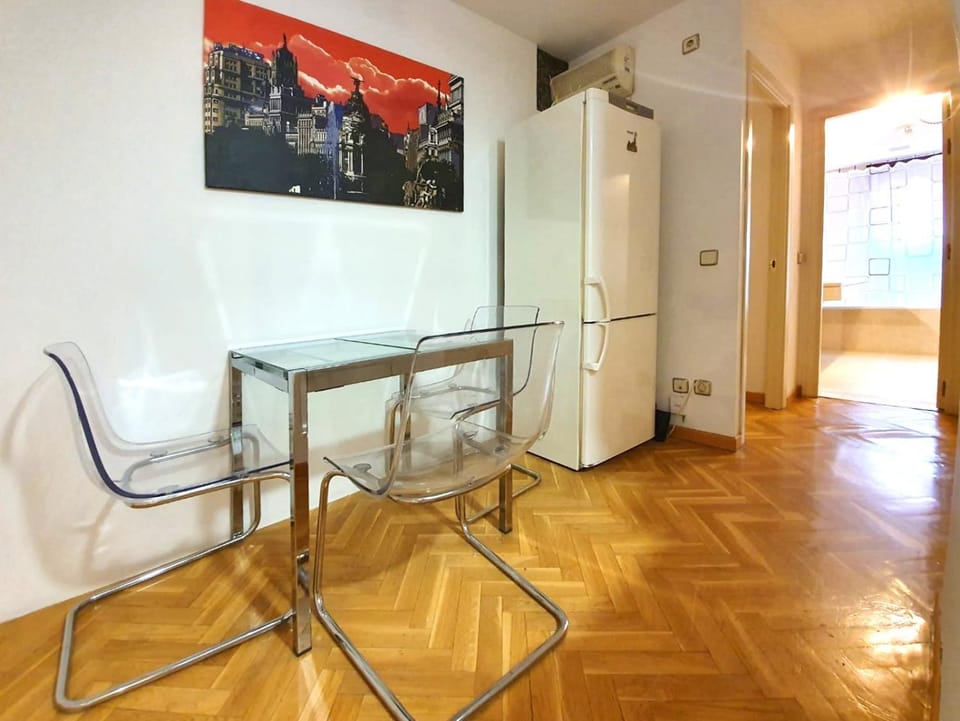 Kitchen or kitchenette, Dining area, air conditioner