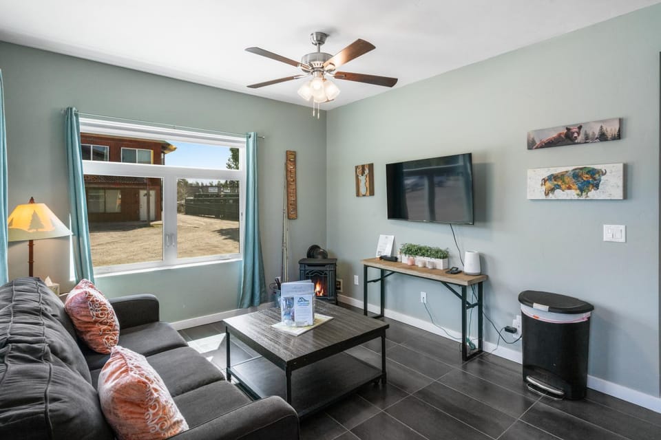 TV and multimedia, Living room, Seating area, Evening entertainment, fireplace