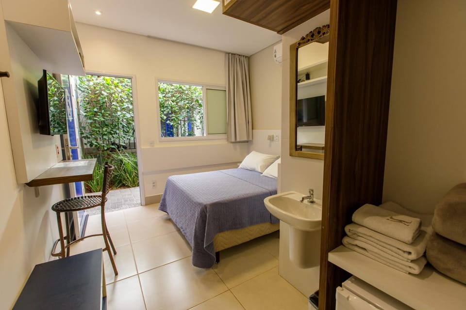 TV and multimedia, Photo of the whole room, Bedroom