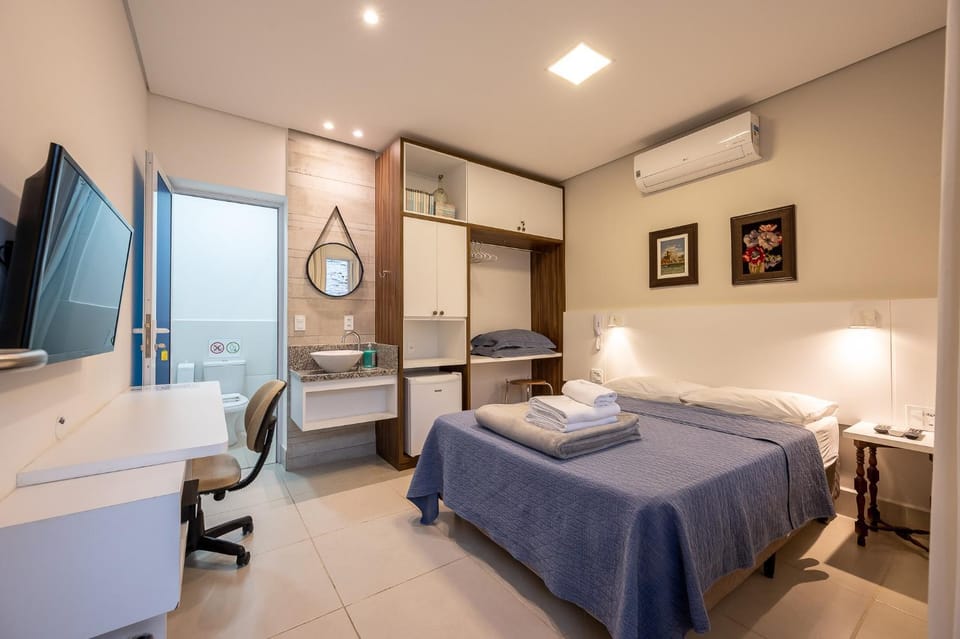 Bed, TV and multimedia, Bedroom